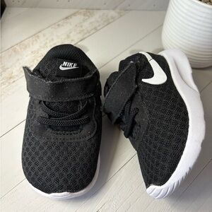 NIKE : Black Sneakers